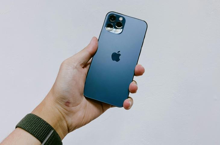 Ilustrasi iPhone. [Unsplash/Bagus Hernawan]