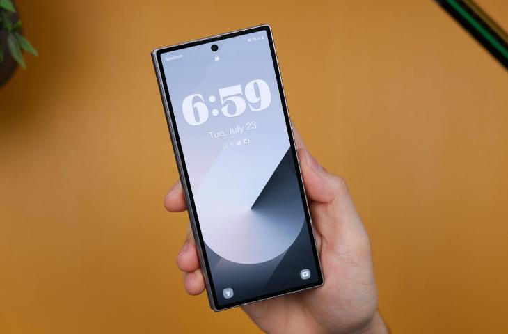 Ilustrasi HP Samsung. [Unsplash/Daniel Romero]