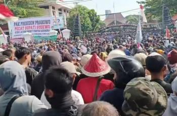 Momen-momen Viral Warnai Aksi Demo Pati, dari Bakar Mobil Polisi hingga Lempar Sandal ke Bupati