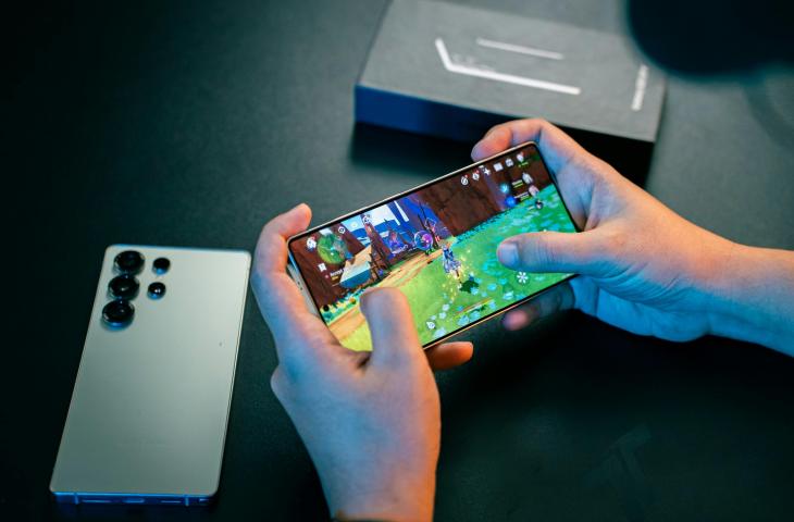Ilustrasi main game di HP. [Unsplash/Amanz]