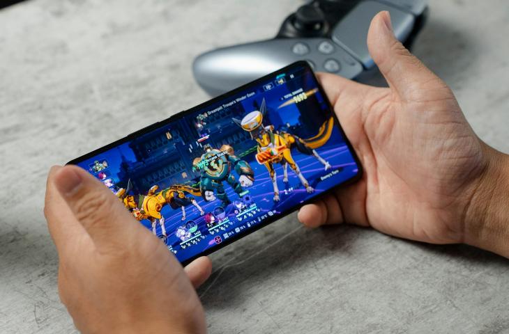 Ilustrasi main game di HP. [Unsplash/Amanz]