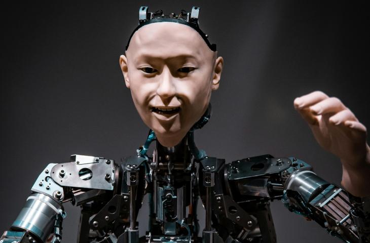 Ilustrasi robot AI. [Unsplash/Maximalfocus]