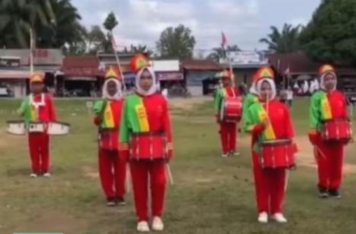 Drumband MTsN 7 Sungai Bahar gagal tampil gegara lagu selamat ulang tahun untuk Camat. (Tangkapan Layar)