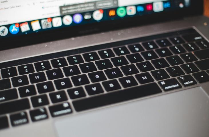 Ilustrasi keyboard laptop. [Unsplash/Erik Mclean]