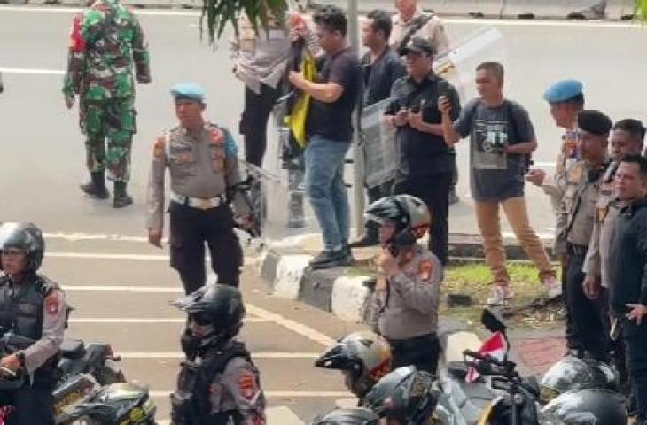 tangkapan layar video viral pria yang diduga intel nyamar jadi ojek online atau ojol. [TikTok @wargaasliwano]