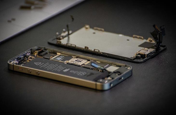Ilustrasi baterai iPhone. [Unsplash/Joel Rohland]