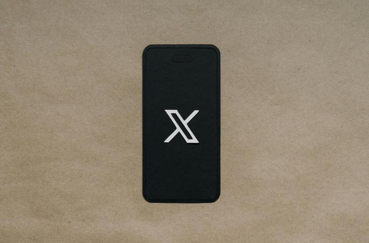Ilustrasi X (Twitter). [Unsplash/Kelly Sikkema]