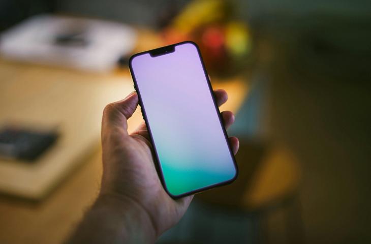 Ilustrasi layar HP. [Unsplash/Jakub Żerdzicki]