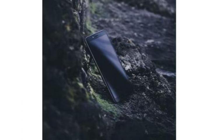 Ilustrasi hp hilang- Cara melacak HP hilang menggunakan IMEI. (Unsplash.com/ The Ian)