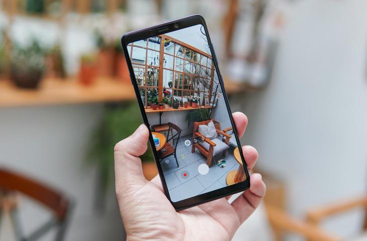Ilustrasi mengambil foto di HP. [Unsplash/Taan Huyn]