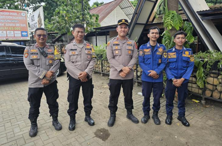 Potret polisi dan damkar yang membantu kasus kehilangan ponsel turis Thailand. [X/@jenbiverse]