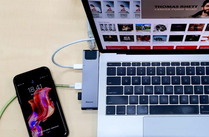 Ilustrasi menampilkan layar HP ke laptop. [Unsplash/Yogas Design]