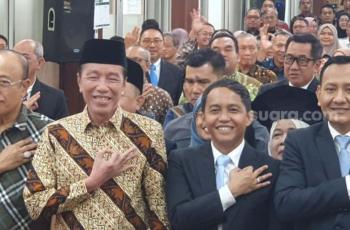 Celingak-celinguk dan Tampak Bingung, Jokowi Dinilai Tak Hafal Salam UGM