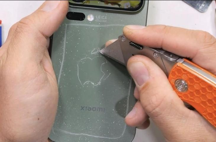 HP Xiaomi yang diuji oleh JerryRigEverything. [YouTube/JerryRigEverything]