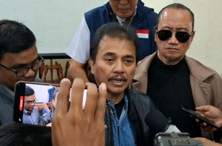 Tersangka kasus Ijazah Jokowi, Roy Suryo memberikan keterangan kepada awak media di Gedung Joang '45 Jakarta, Selasa (11/11/2025). [Suara.com/Faqih]