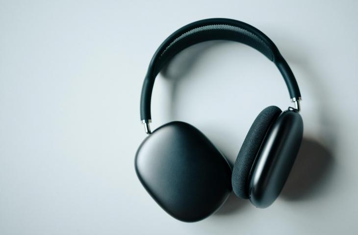 Ilustrasi headset bluetooth. [Unsplash/Sam Grozyan]